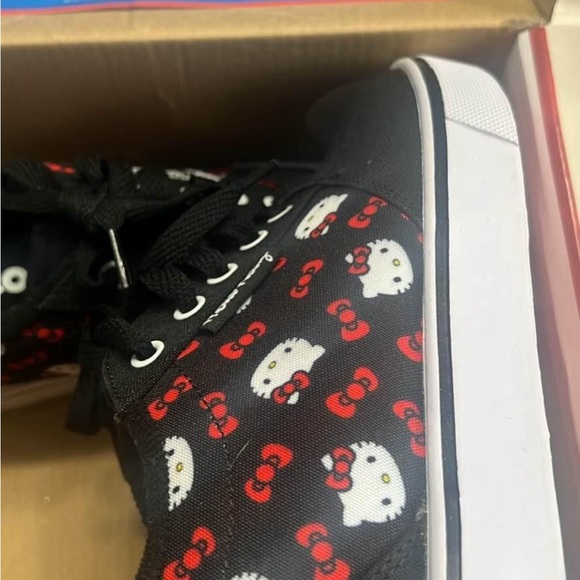 Girls Heelys Hello Kitty size 3 - Picture 2 of 3